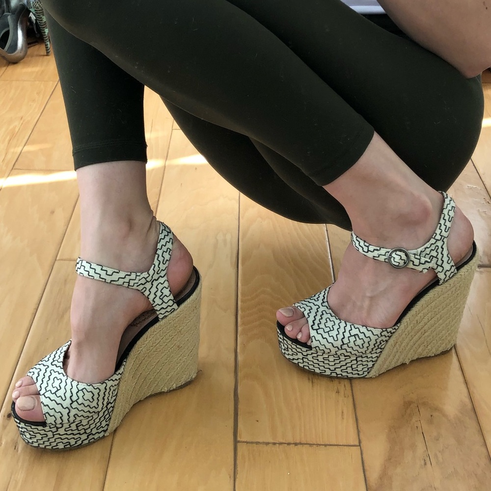 Charles David Baja platform espadrille size 8